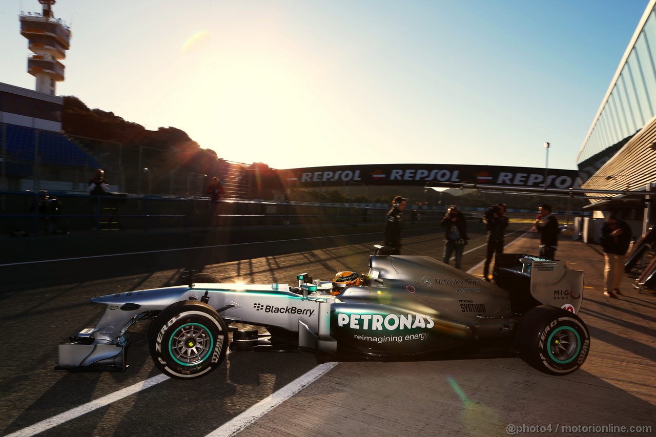JEREZ TEST FEBBRAIO 2013, Lewis Hamilton (GBR) Mercedes AMG F1 W04 leaves the pits.
06.02.2013.