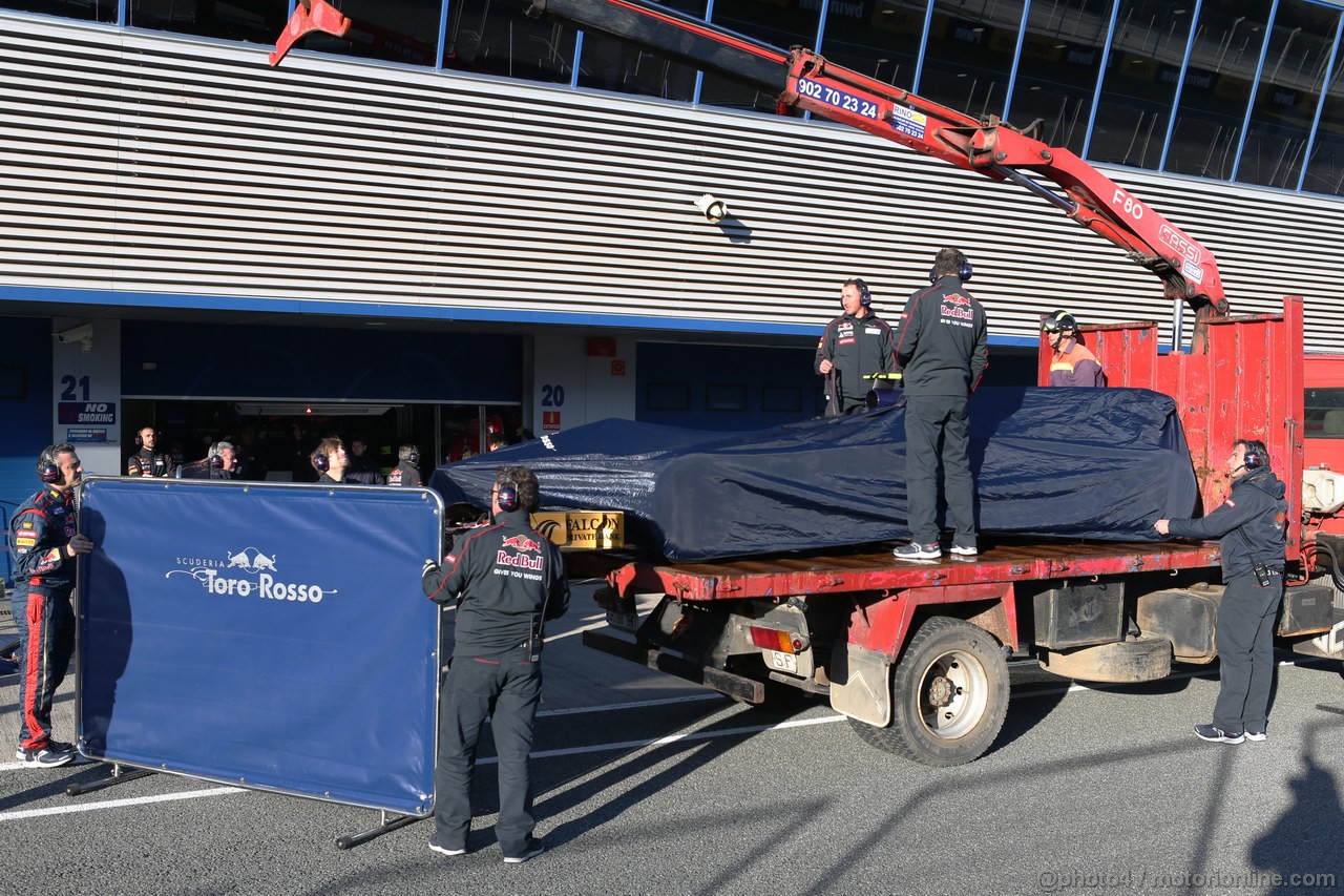 JEREZ TEST FEBBRAIO 2013, The Scuderia Toro Rosso STR8 of Daniel Ricciardo (AUS) Scuderia Toro Rosso is recovered back to the pits on the back of a truck.
06.02.2013. 