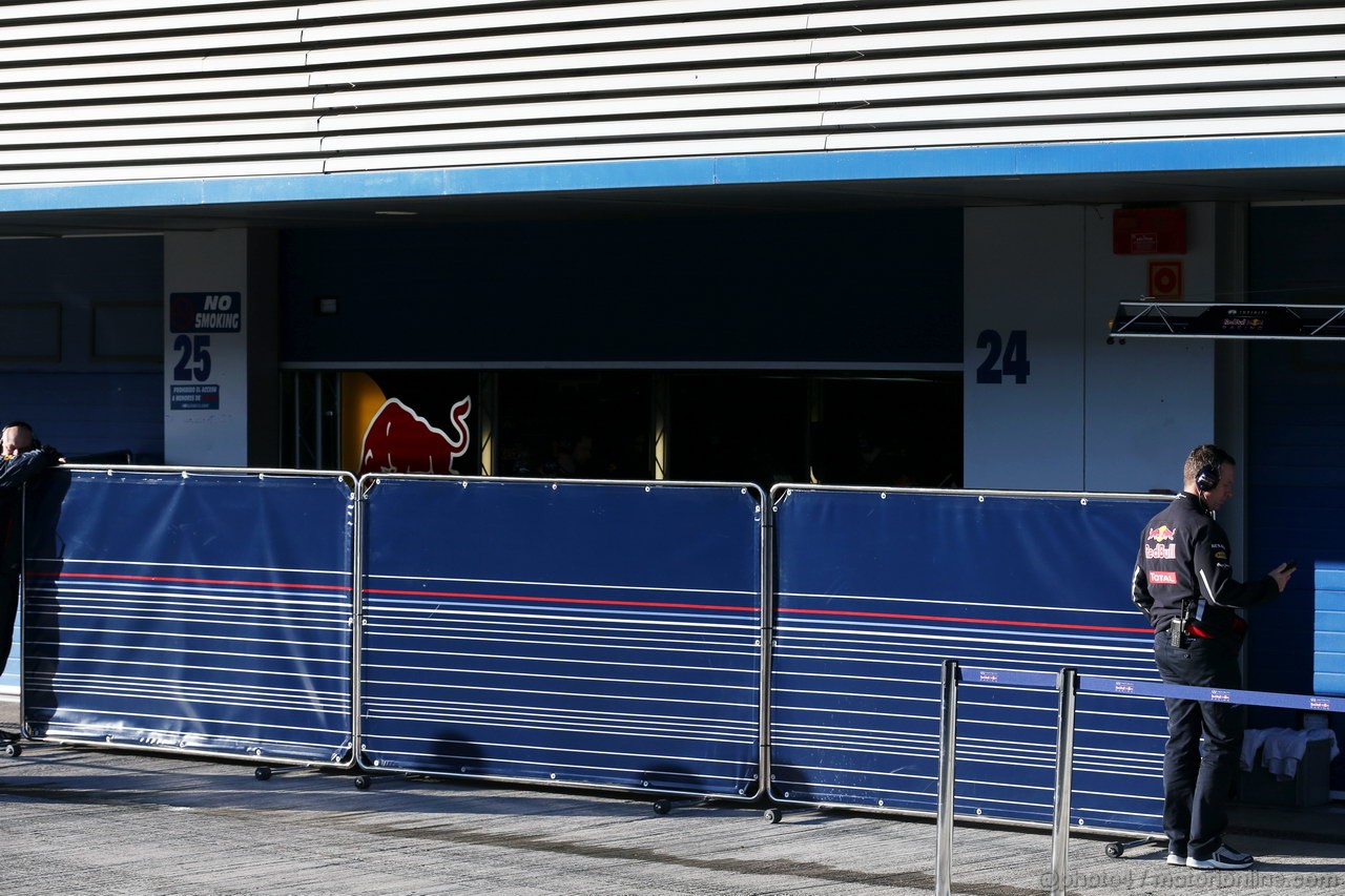 JEREZ TEST FEBBRAIO 2013, Red Bull Racing with the boards up in the pits.
06.02.2013. 