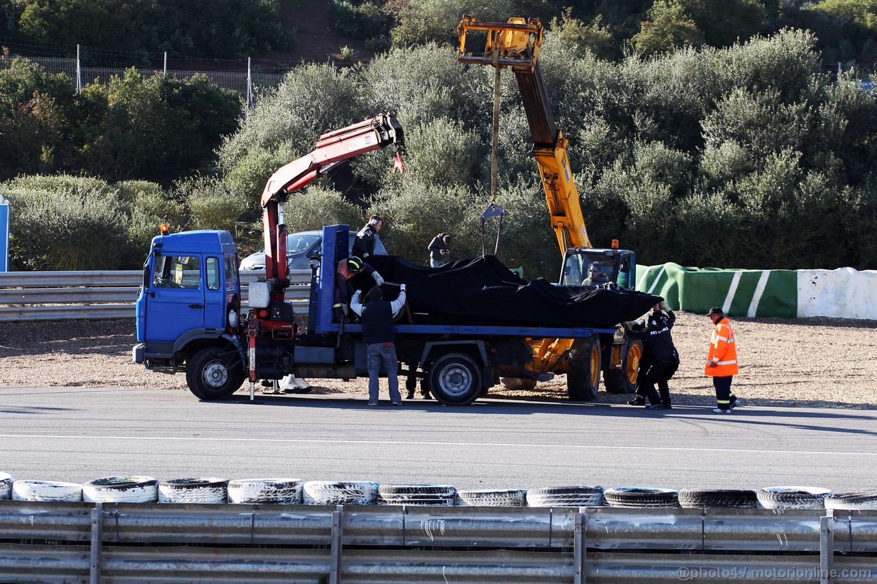 JEREZ TEST FEBBRAIO 2013, The Mercedes AMG F1 W04 is of Lewis Hamilton (GBR) Mercedes AMG F1 recovered back to the pits on the back of a truck.
06.02.2013. 