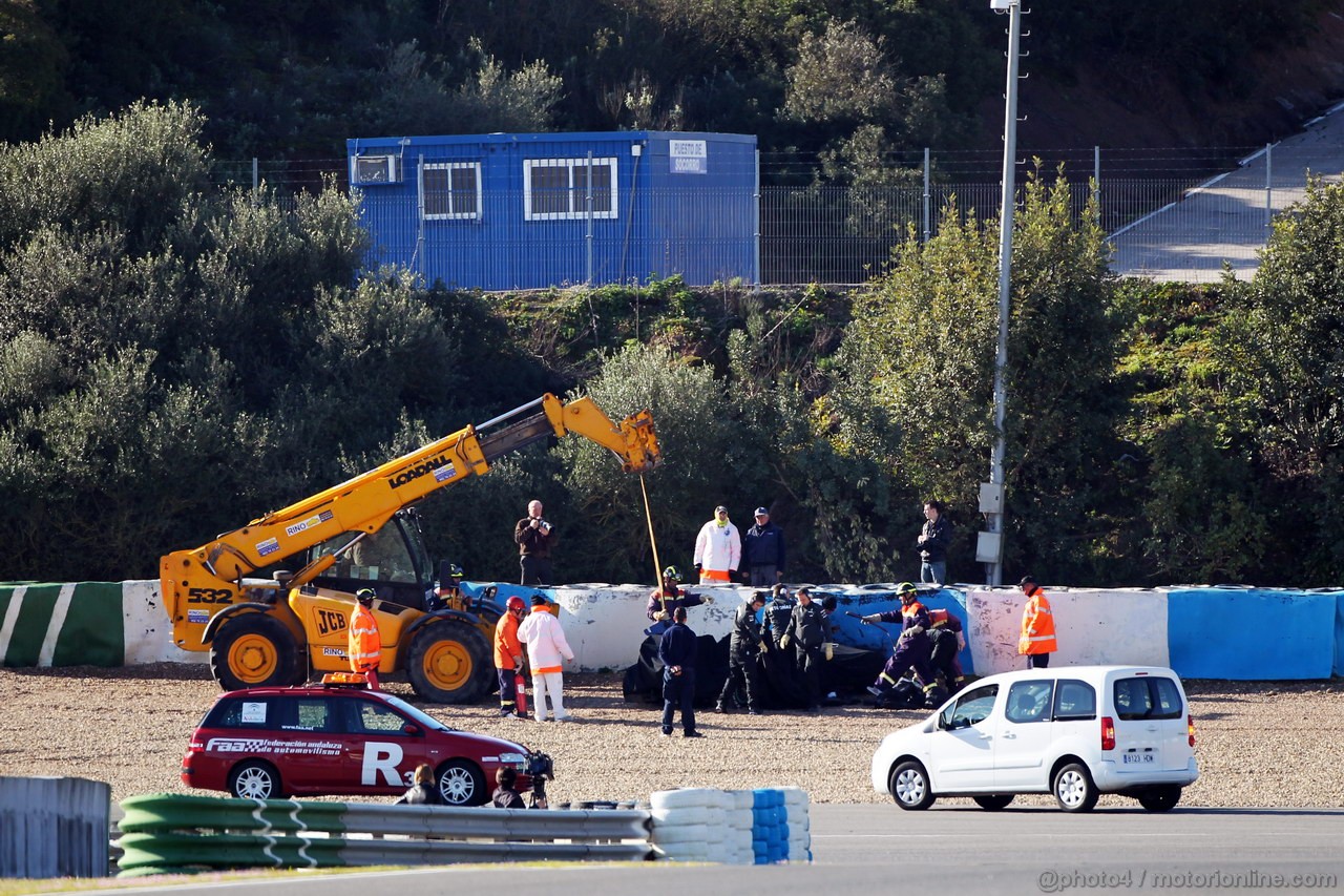 JEREZ TEST FEBBRAIO 2013, The Mercedes AMG F1 W04 is of Lewis Hamilton (GBR) Mercedes AMG F1 recovered back to the pits on the back of a truck.
06.02.2013. 