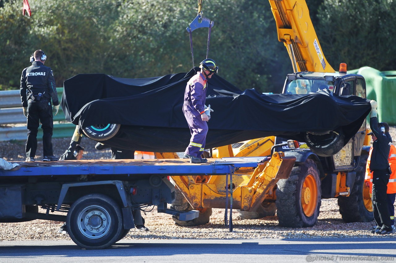JEREZ TEST FEBBRAIO 2013, The Mercedes AMG F1 W04 is of Lewis Hamilton (GBR) Mercedes AMG F1 recovered back to the pits on the back of a truck.
06.02.2013. 