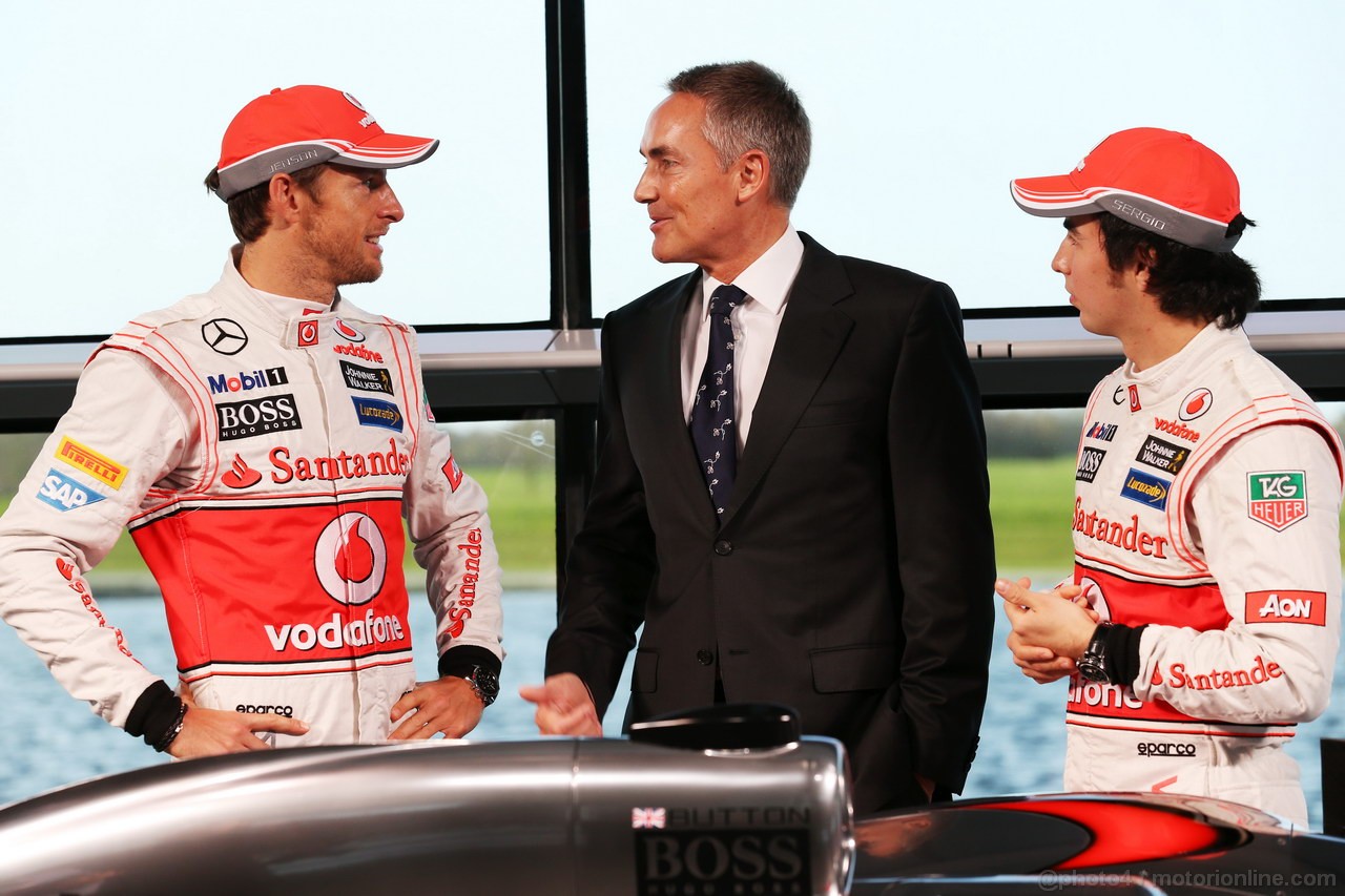 MCLAREN MP4-28, (L to R): Jenson Button (GBR) McLaren with Martin Whitmarsh (GBR) McLaren Chief Executive Officer e Sergio Perez (MEX) McLaren.
31.01.2013. McLaren MP4-28 Launch, McLaren Technology Centre, Woking, England.
