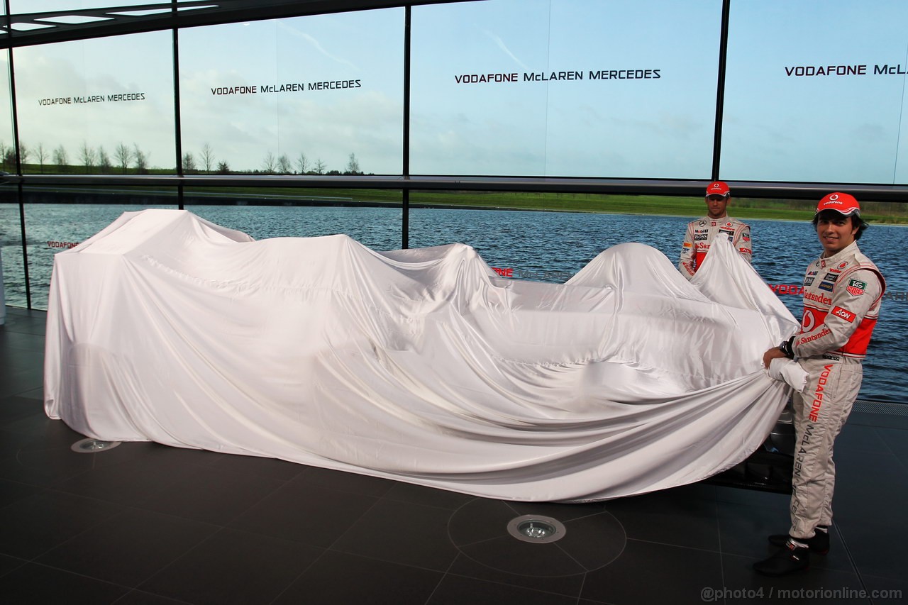 MCLAREN MP4-28, Sergio Perez (MEX) McLaren e team mate Jenson Button (GBR) McLaren unveil the new McLaren MP4-28.
31.01.2013. McLaren MP4-28 Launch, McLaren Technology Centre, Woking, England.
