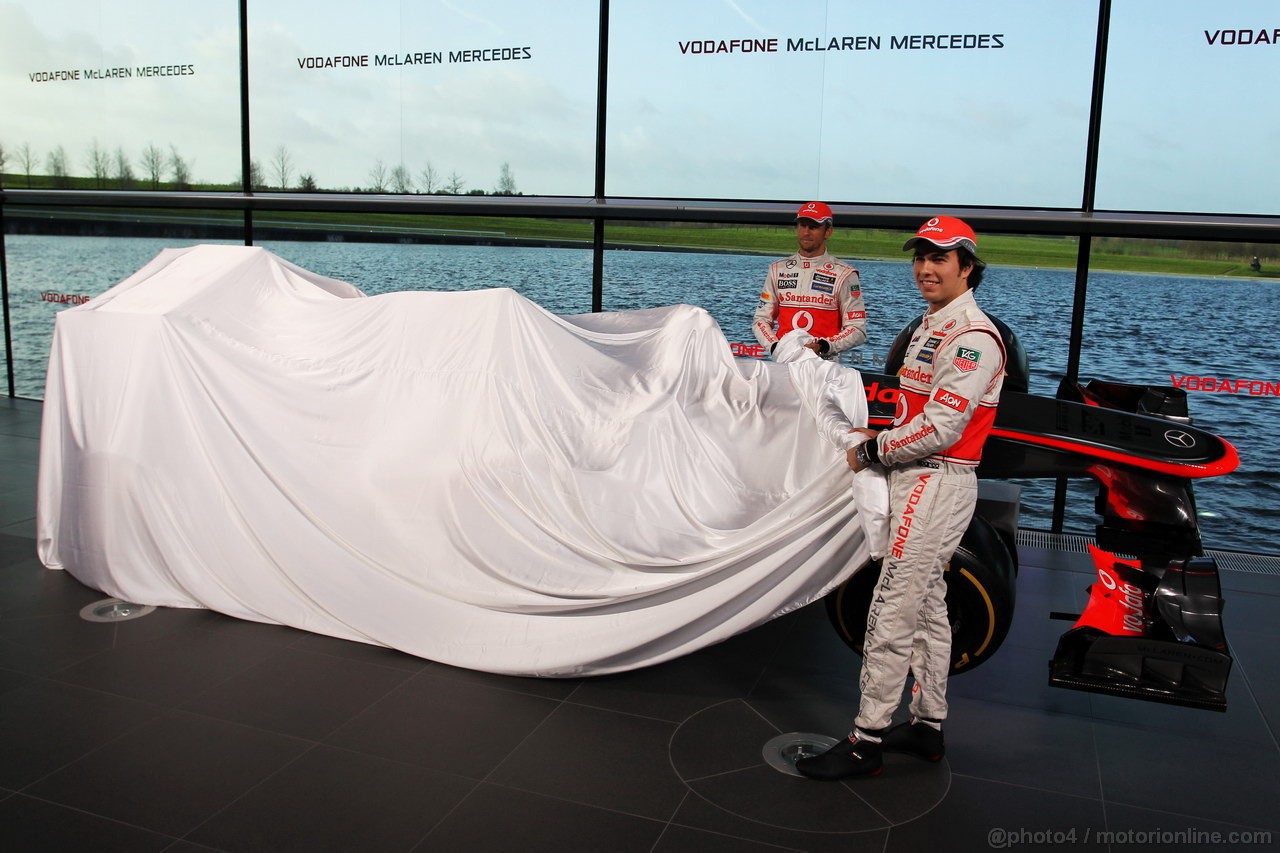 MCLAREN MP4-28, Sergio Perez (MEX) McLaren e team mate Jenson Button (GBR) McLaren unveil the new McLaren MP4-28.
31.01.2013. McLaren MP4-28 Launch, McLaren Technology Centre, Woking, England.
