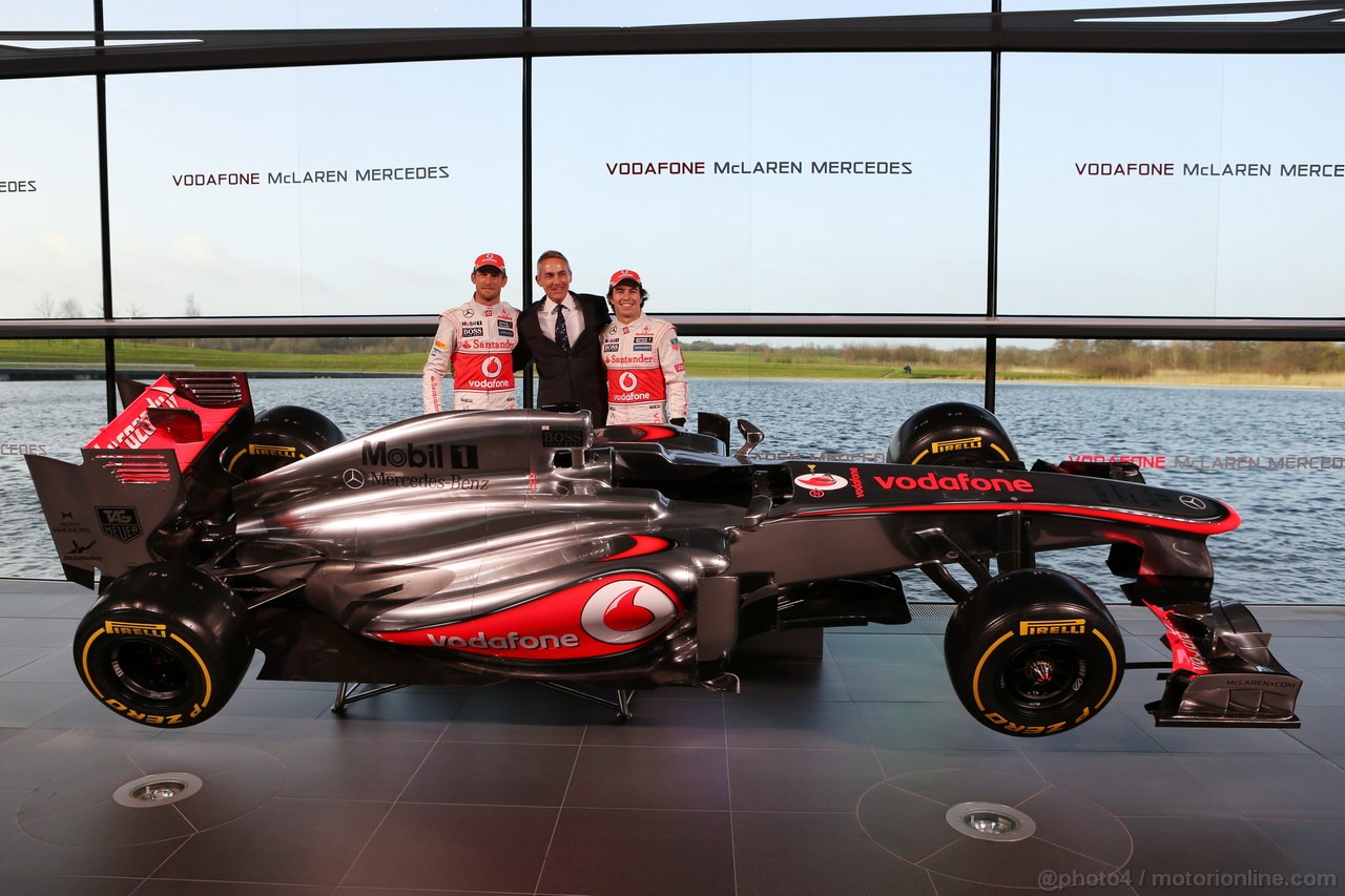 MCLAREN MP4-28, (L to R): Jenson Button (GBR) McLaren with Martin Whitmarsh (GBR) McLaren Chief Executive Officer e Sergio Perez (MEX) McLaren with the new McLaren MP4-28.
31.01.2013. McLaren MP4-28 Launch, McLaren Technology Centre, Woking, England.
