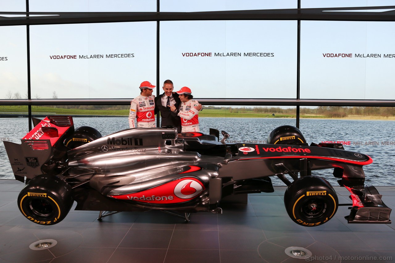 MCLAREN MP4-28, (L to R): Jenson Button (GBR) McLaren with Martin Whitmarsh (GBR) McLaren Chief Executive Officer e Sergio Perez (MEX) McLaren with the new McLaren MP4-28.
31.01.2013. McLaren MP4-28 Launch, McLaren Technology Centre, Woking, England.
