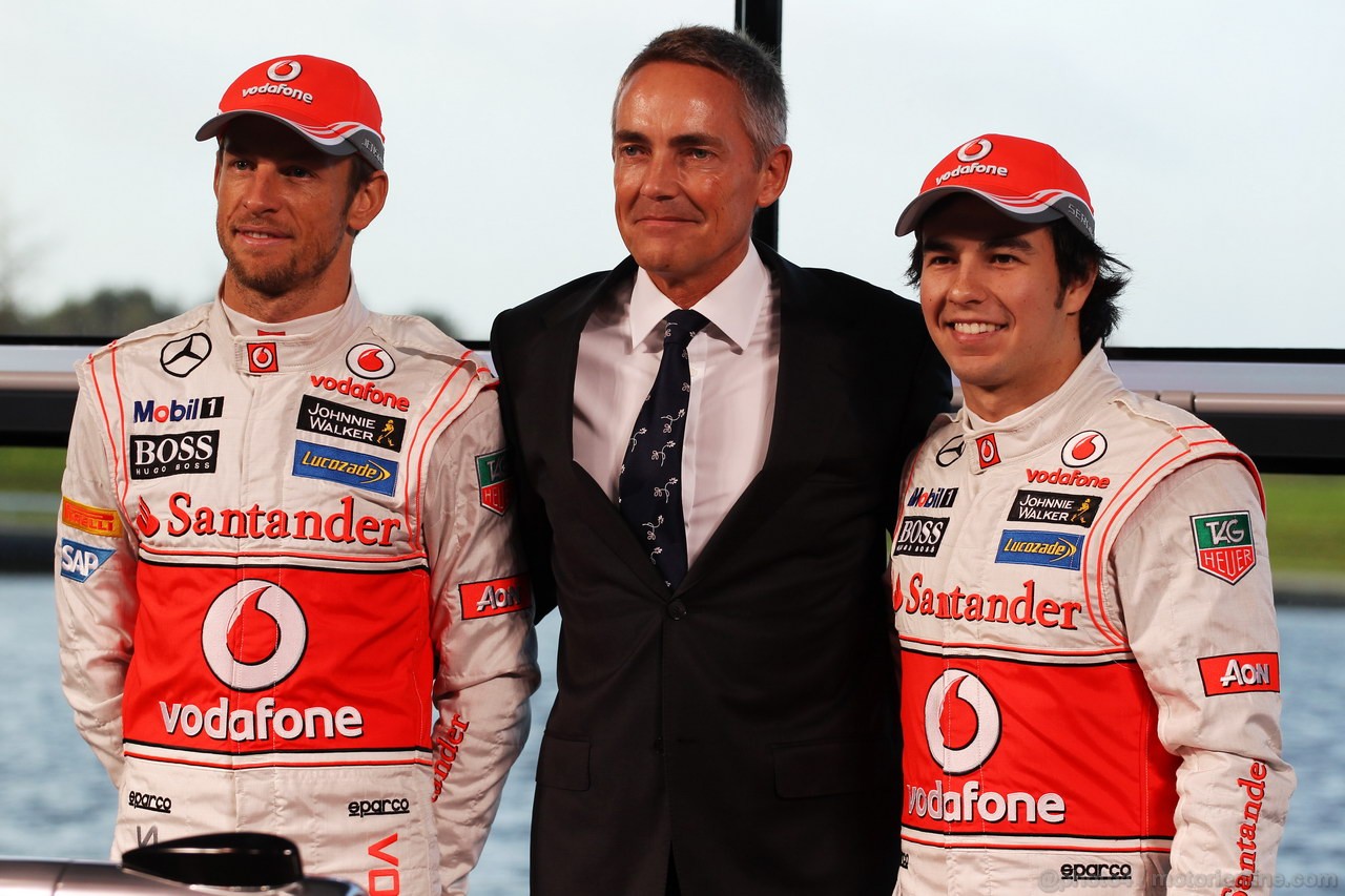 MCLAREN MP4-28, (L to R): Jenson Button (GBR) McLaren, Martin Whitmarsh (GBR) McLaren Chief Executive Officer e Sergio Perez (MEX) McLaren unveil the new McLaren MP4-28.
31.01.2013. McLaren MP4-28 Launch, McLaren Technology Centre, Woking, England.
