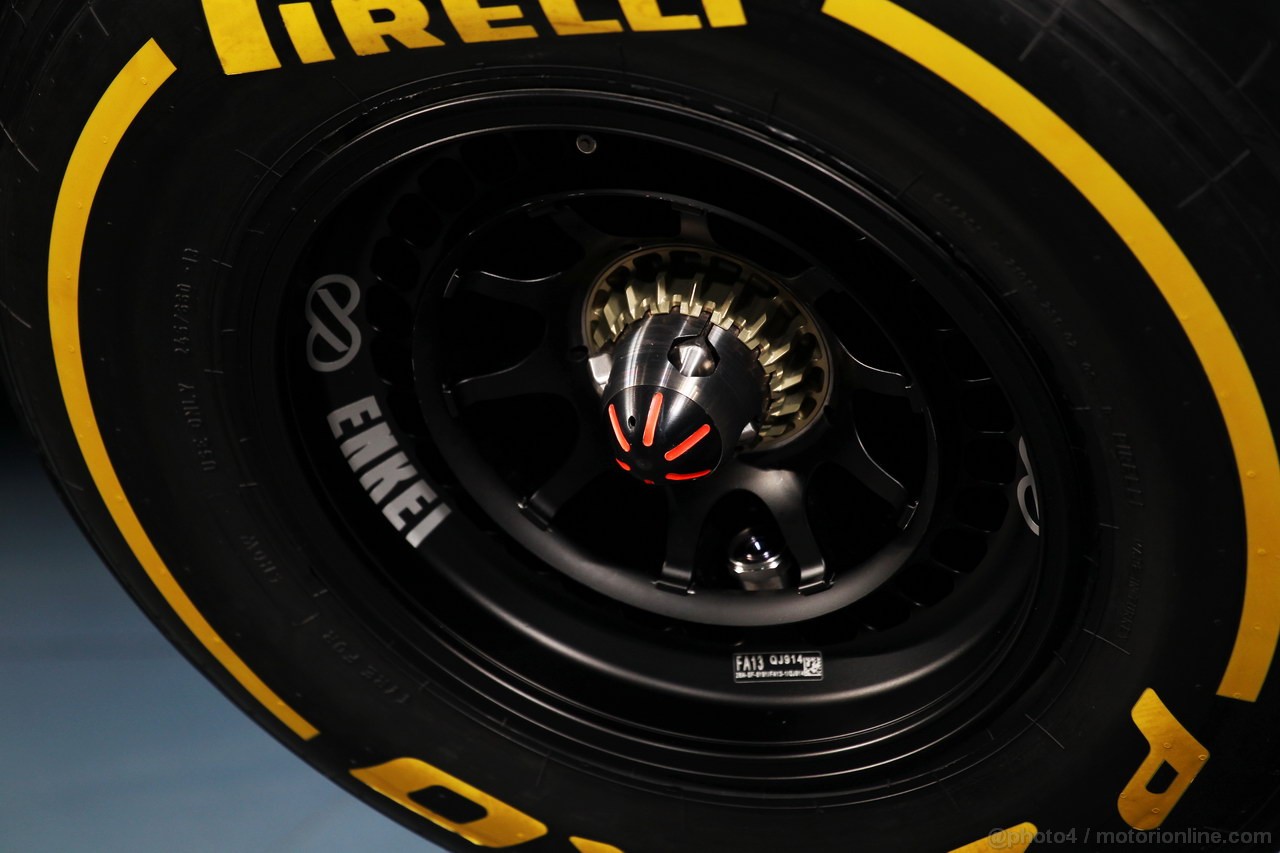 MCLAREN MP4-28, McLaren MP4-28 wheel nut detail.
31.01.2013. McLaren MP4-28 Launch, McLaren Technology Centre, Woking, England.
