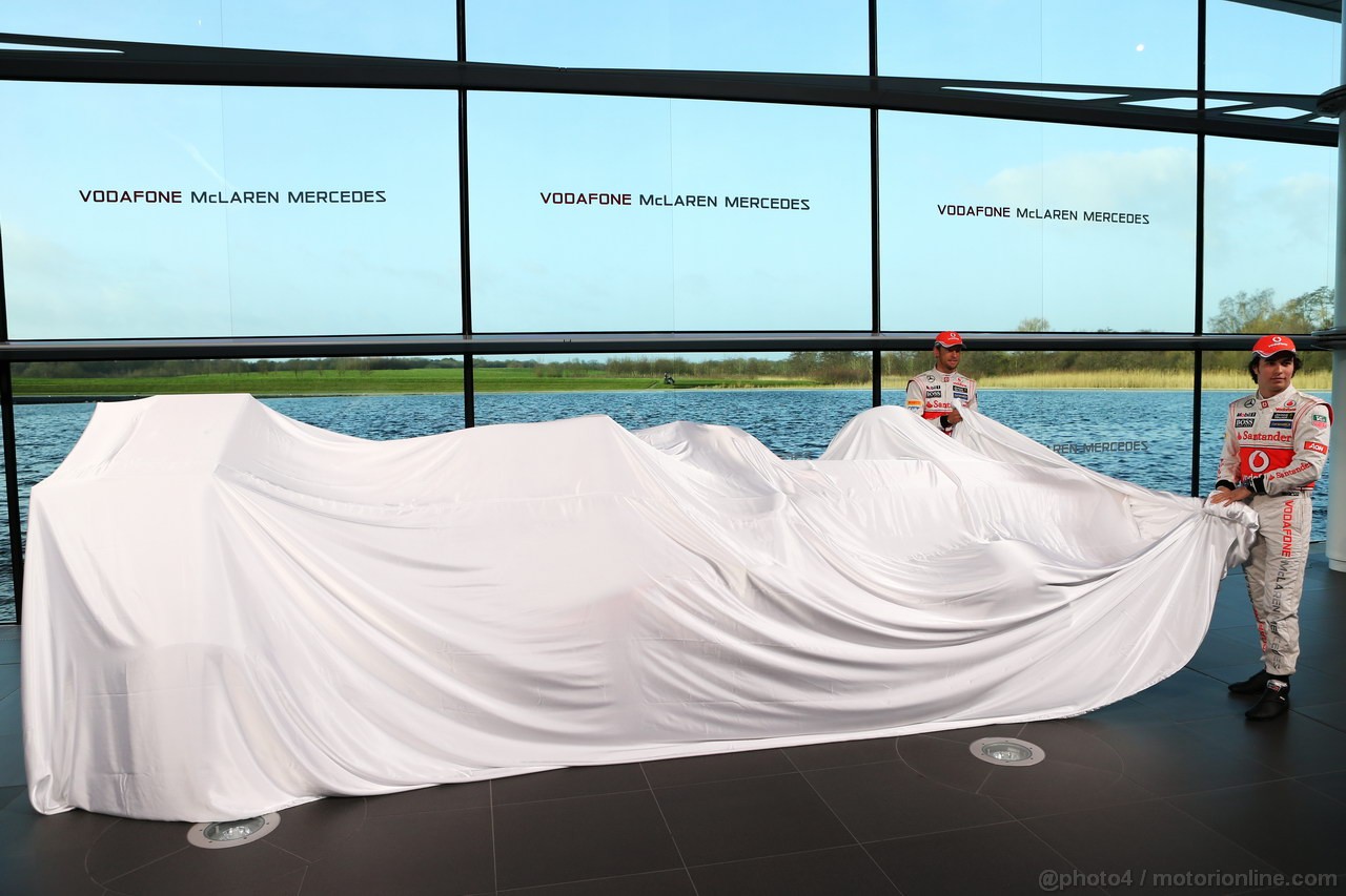 MCLAREN MP4-28, Sergio Perez (MEX) McLaren e team mate Jenson Button (GBR) McLaren unveil the new McLaren MP4-28.
31.01.2013. McLaren MP4-28 Launch, McLaren Technology Centre, Woking, England.
