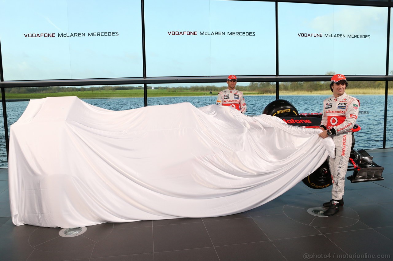 MCLAREN MP4-28, Sergio Perez (MEX) McLaren e team mate Jenson Button (GBR) McLaren unveil the new McLaren MP4-28.
31.01.2013. McLaren MP4-28 Launch, McLaren Technology Centre, Woking, England.
