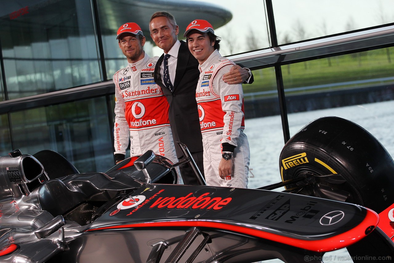 MCLAREN MP4-28, (L to R): Jenson Button (GBR) McLaren, Martin Whitmarsh (GBR) McLaren Chief Executive Officer e Sergio Perez (MEX) McLaren unveil the new McLaren MP4-28.
31.01.2013. McLaren MP4-28 Launch, McLaren Technology Centre, Woking, England.
