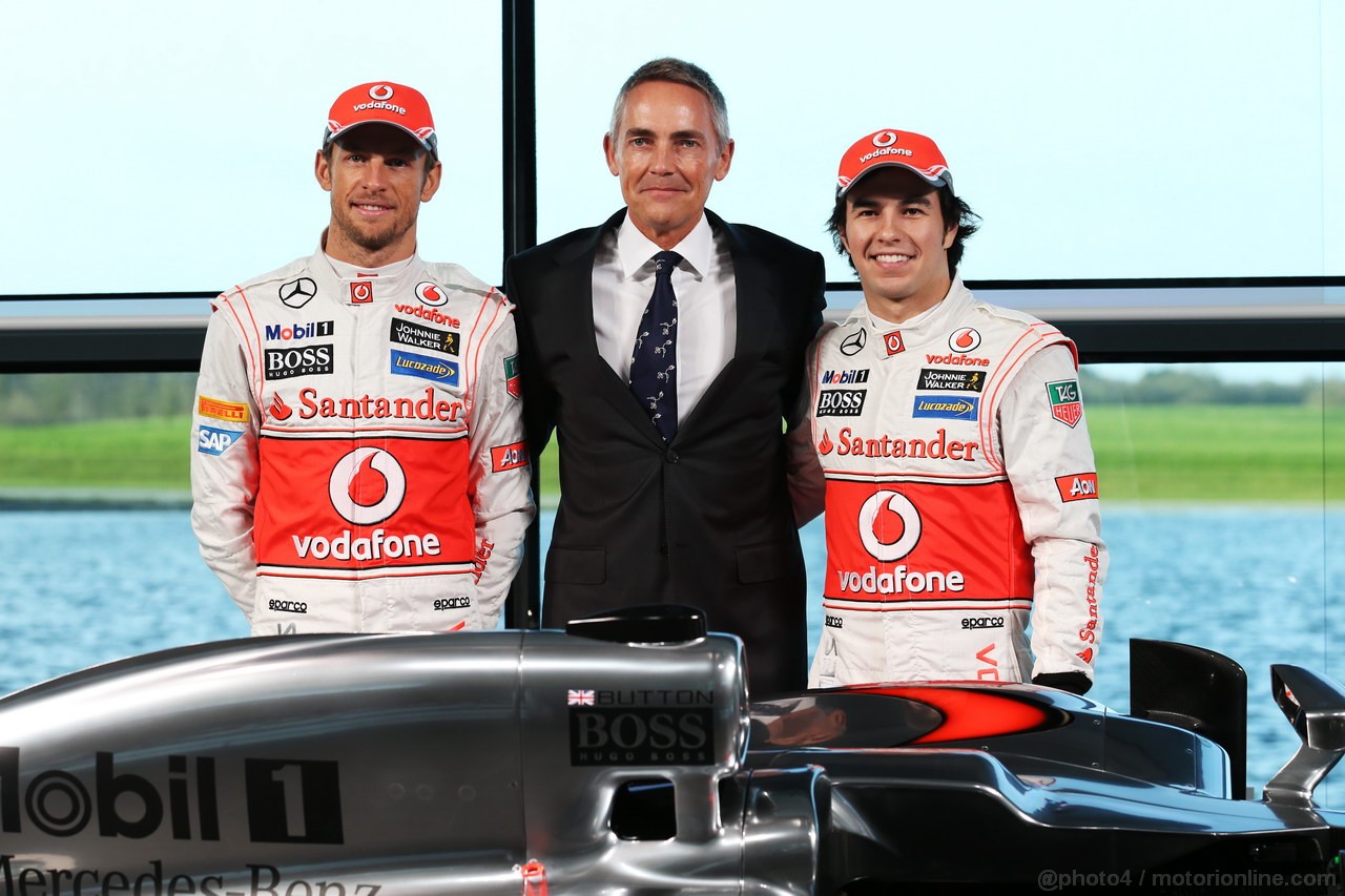 MCLAREN MP4-28, (L to R): Jenson Button (GBR) McLaren with Martin Whitmarsh (GBR) McLaren Chief Executive Officer e Sergio Perez (MEX) McLaren.
31.01.2013. McLaren MP4-28 Launch, McLaren Technology Centre, Woking, England.
