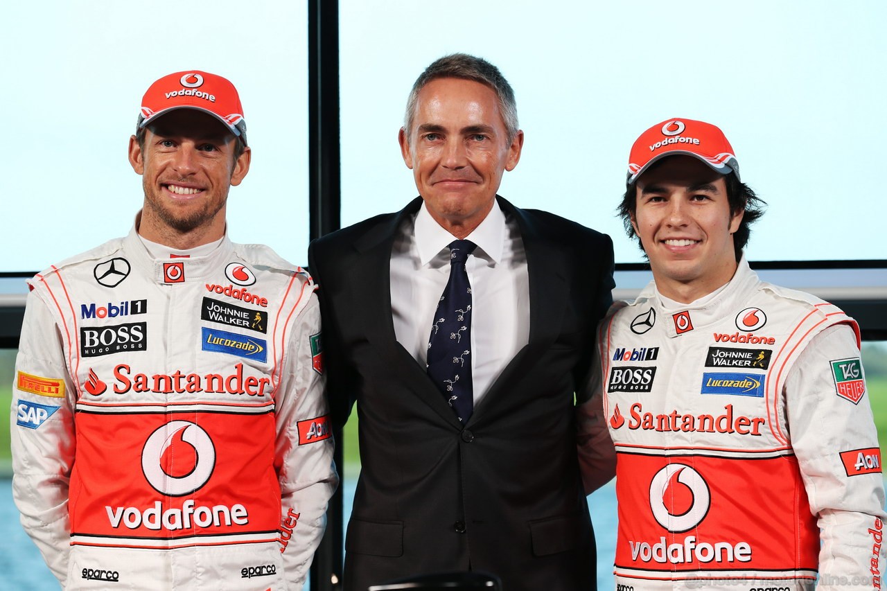 MCLAREN MP4-28, (L to R): Jenson Button (GBR) McLaren with Martin Whitmarsh (GBR) McLaren Chief Executive Officer e Sergio Perez (MEX) McLaren.
31.01.2013. McLaren MP4-28 Launch, McLaren Technology Centre, Woking, England.
