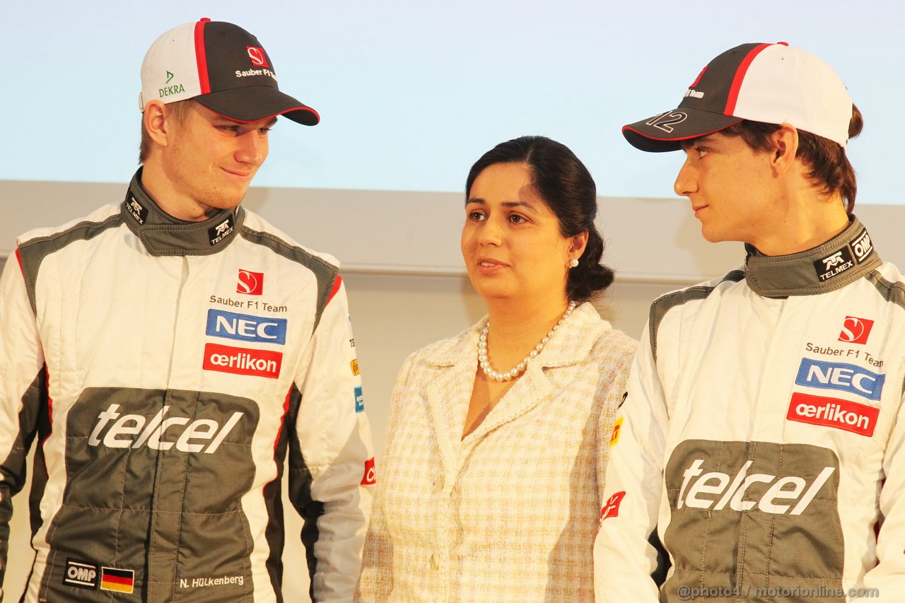 SAUBER C32, (L to R): Nico Hulkenberg (GER) Sauber with Monisha Kaltenborn (AUT) Sauber Team Principal e team mate Esteban Gutierrez (MEX) Sauber.

