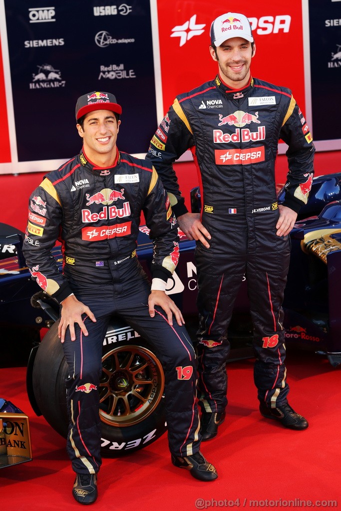 TORO ROSSO STR8, (L to R): Jean-Eric Vergne (FRA) Scuderia Toro Rosso e team mate Daniel Ricciardo (AUS) Scuderia Toro Rosso with the new Scuderia Toro Rosso STR8.
