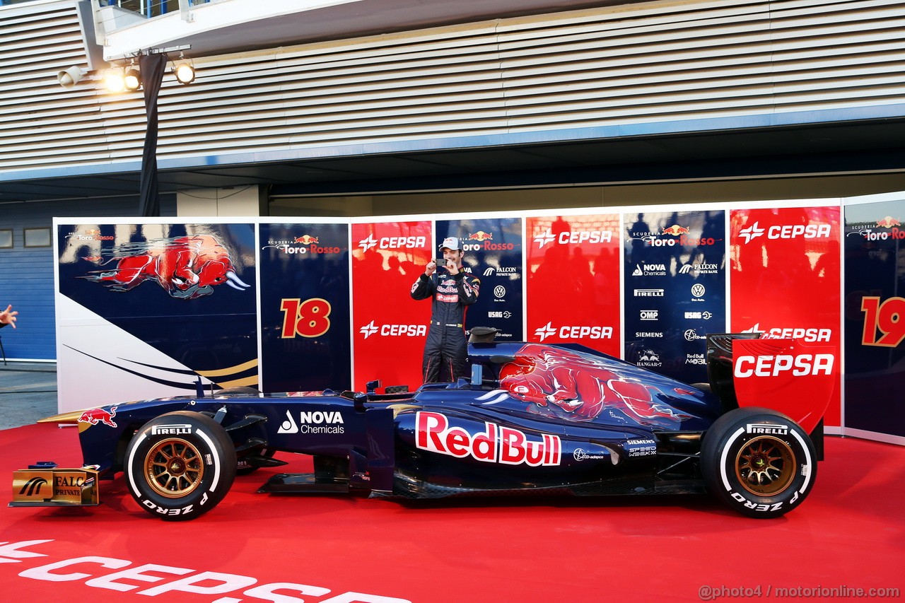 TORO ROSSO STR8, Jean-Eric Vergne (FRA) Scuderia Toro Rosso STR8 with the new Scuderia Toro Rosso STR8.
