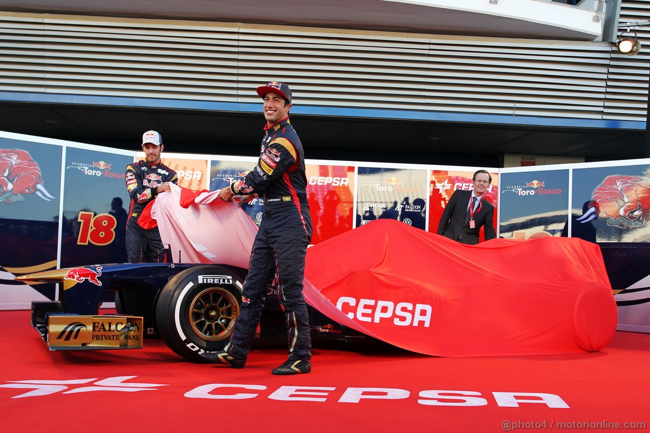 TORO ROSSO STR8, Daniel Ricciardo (AUS) Scuderia Toro Rosso e team mate Jean-Eric Vergne (FRA) Scuderia Toro Rosso unveil the new Scuderia Toro Rosso STR8.
