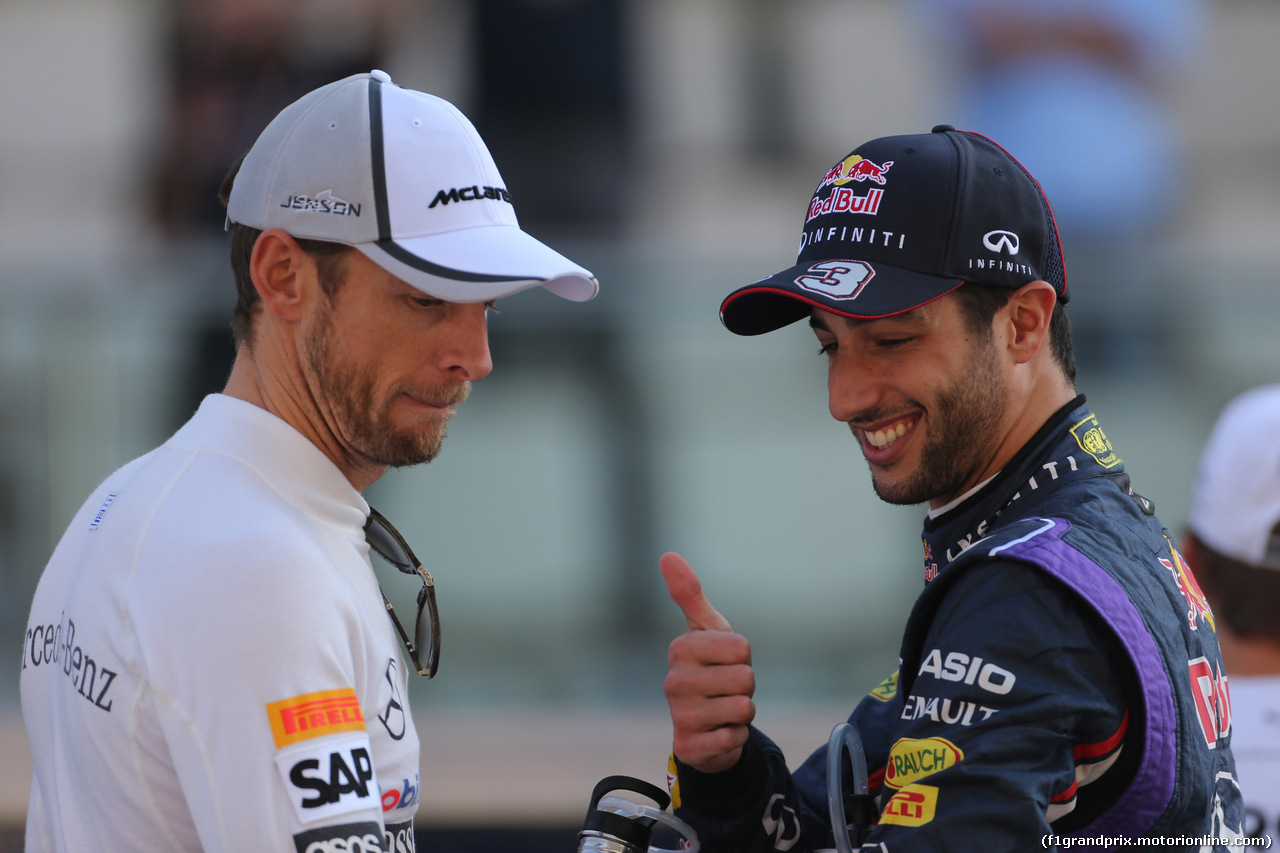 GP ABU DHABI, 23.11.2014- Jenson Button (GBR) McLaren Mercedes MP4-29 e Daniel Ricciardo (AUS) Red Bull Racing RB10