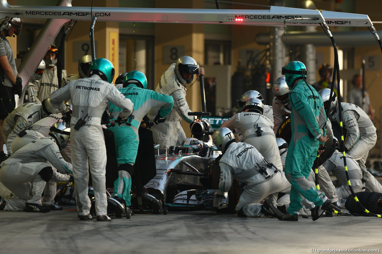 GP ABU DHABI, 23.11.2014- Gara, Pit stop, Lewis Hamilton (GBR) Mercedes AMG F1 W05