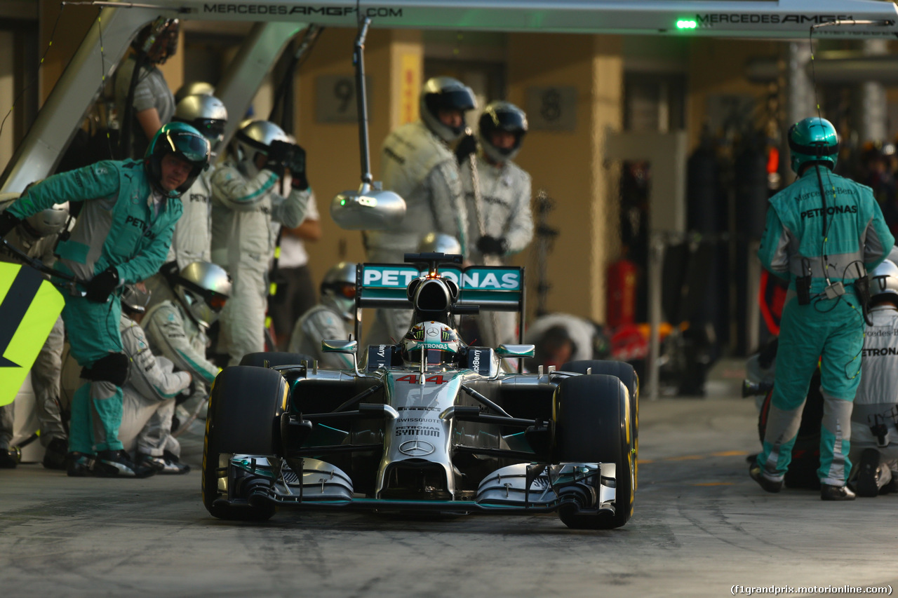 GP ABU DHABI, 23.11.2014- Gara, Pit stop, Lewis Hamilton (GBR) Mercedes AMG F1 W05