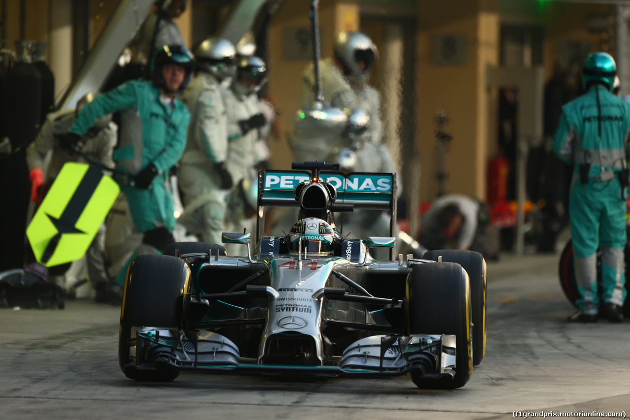 GP ABU DHABI, 23.11.2014- Gara, Pit stop, Lewis Hamilton (GBR) Mercedes AMG F1 W05