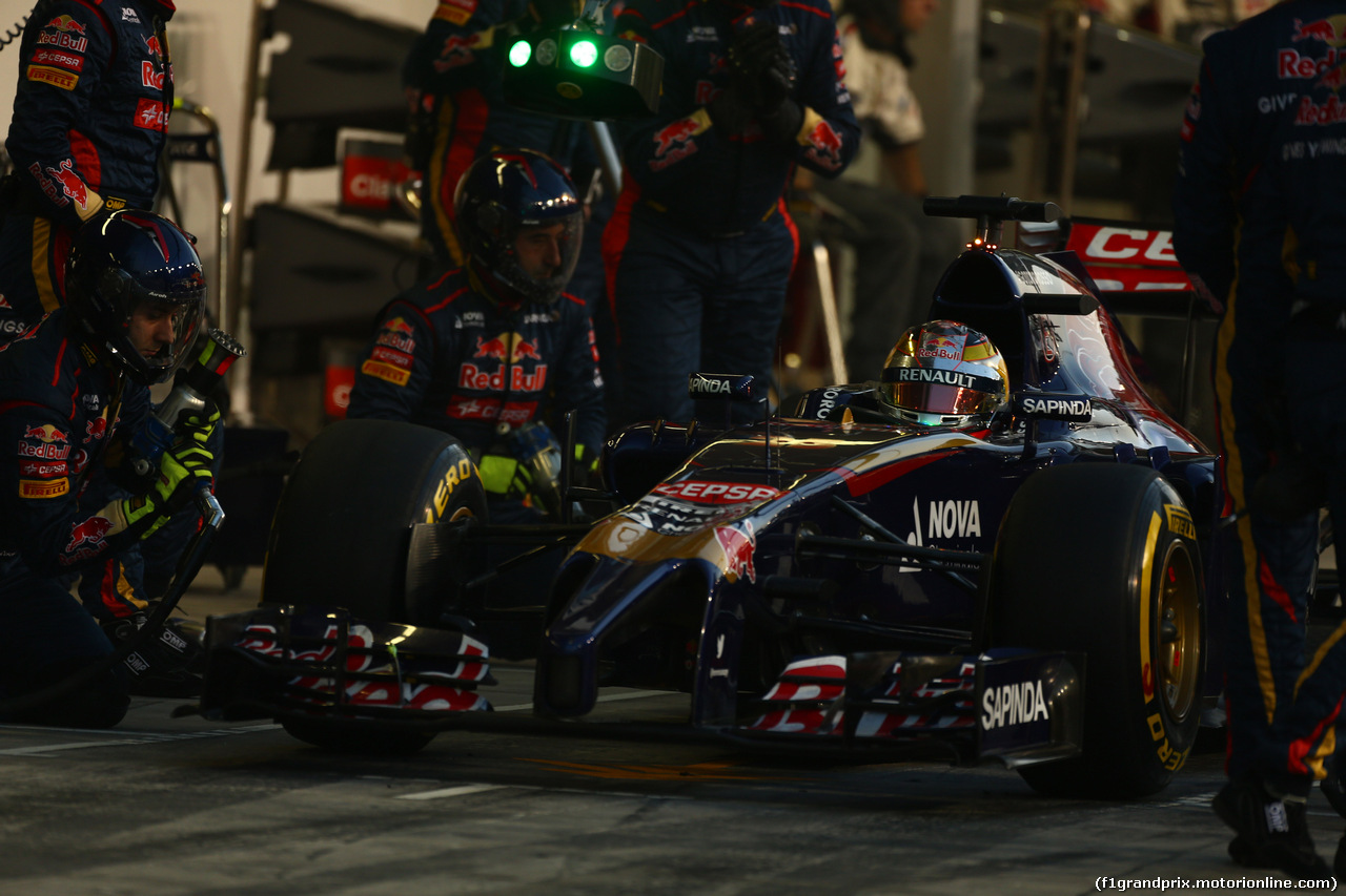 GP ABU DHABI, 23.11.2014- Gara, Pit stop, Jean-Eric Vergne (FRA) Scuderia Toro Rosso STR9