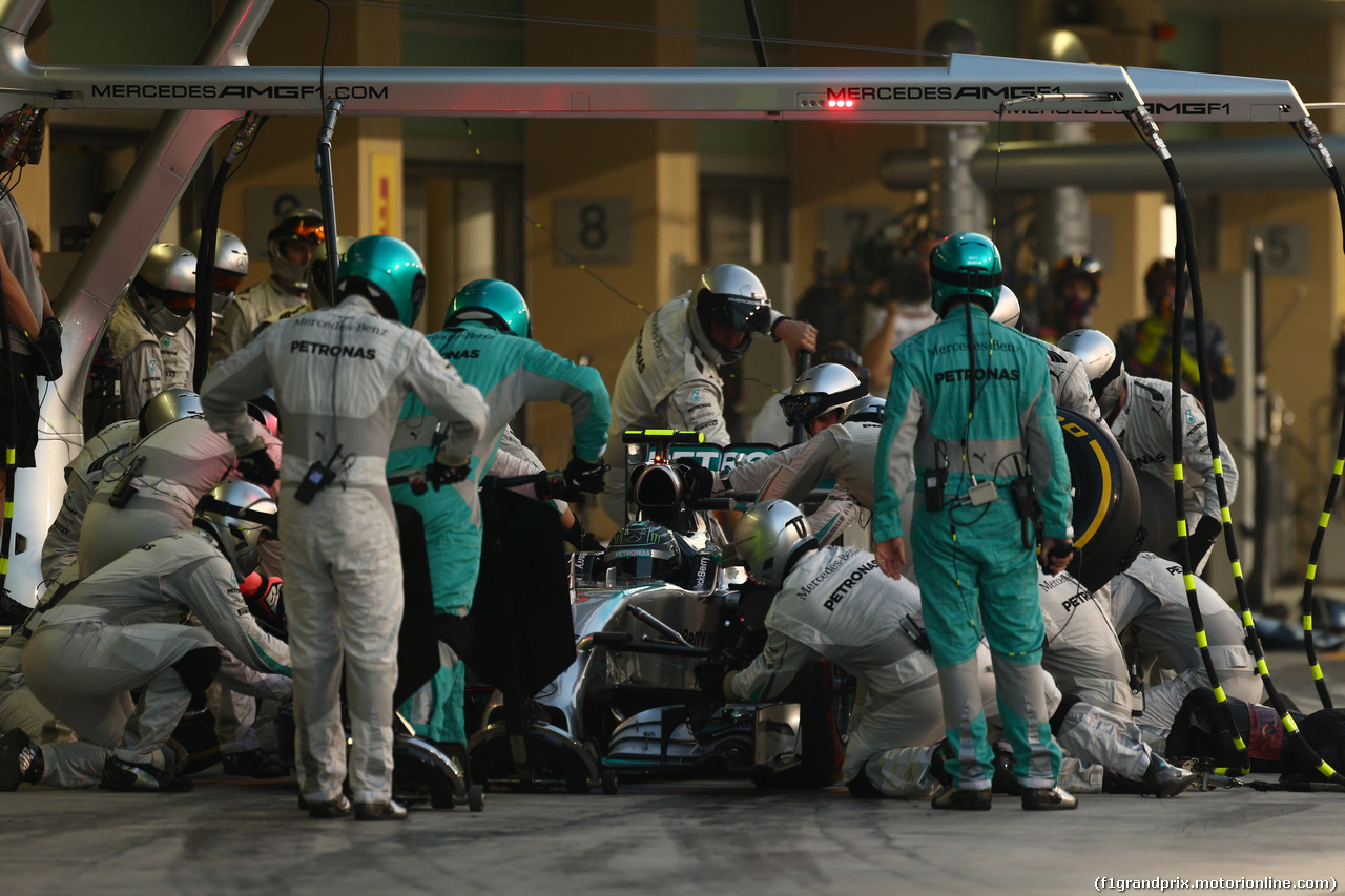 GP ABU DHABI, 23.11.2014- Gara, Pit stop, Nico Rosberg (GER) Mercedes AMG F1 W05