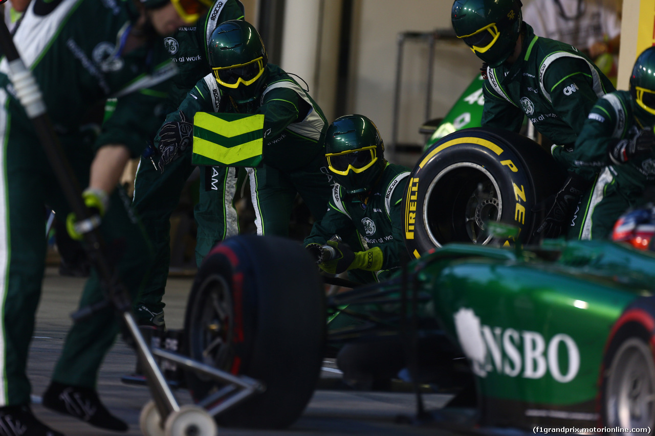 GP ABU DHABI, 23.11.2014- Gara, Pit stop, Will Stevens (GBR) Caterham F1 Team