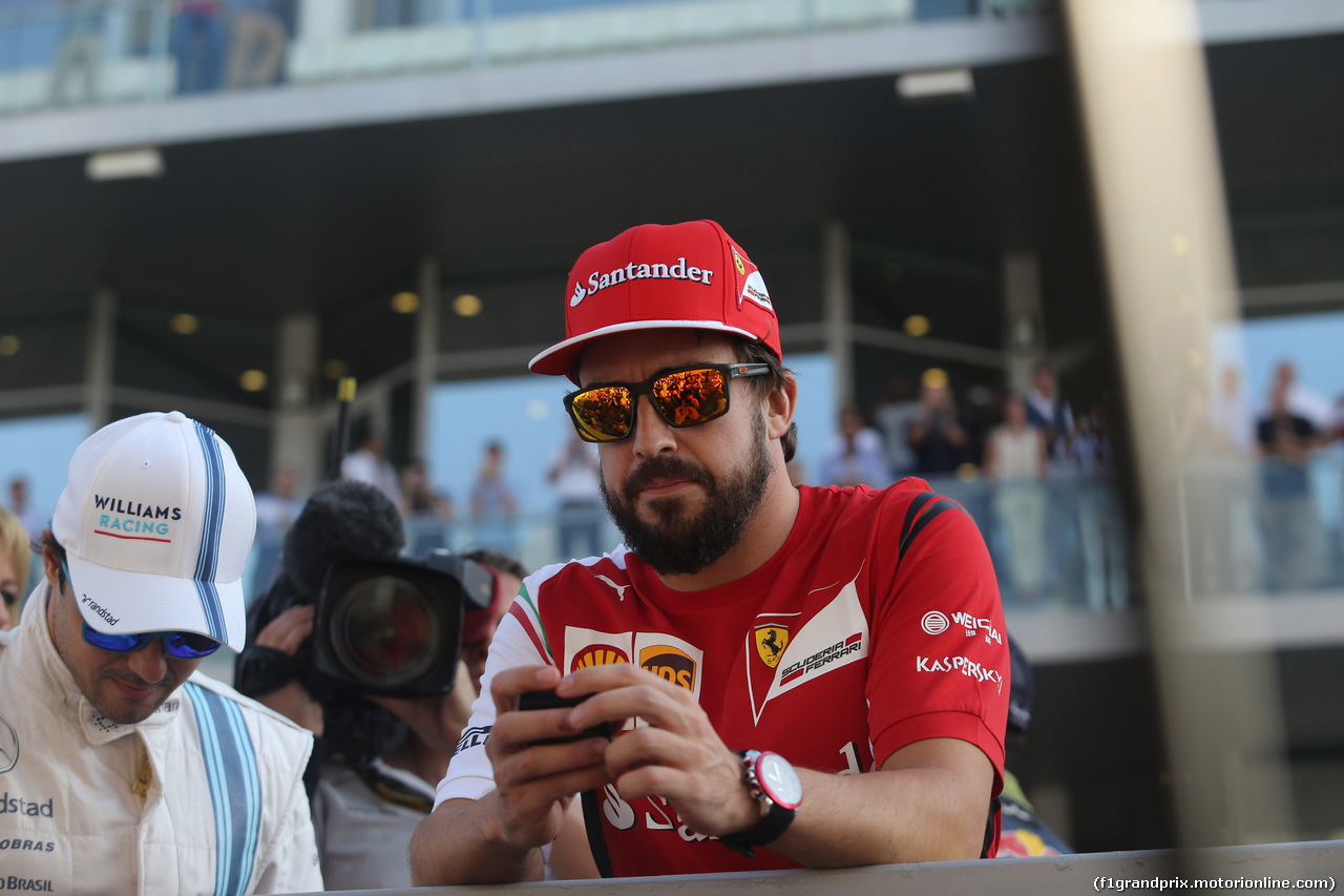 GP ABU DHABI, 23.11.2014- Felipe Massa (BRA) Williams F1 Team FW36 e Fernando Alonso (ESP) Ferrari F14-T