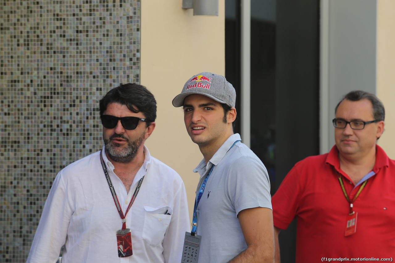 GP ABU DHABI, 23.11.2014- Carlos Sainz Jr (ESP) e Luis Garcia Abad (ESP), manager of Fernando Alonso (ESP)