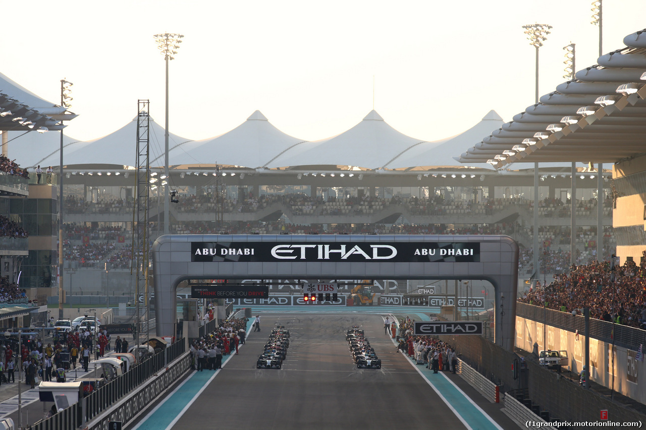GP ABU DHABI, 23.11.2014- Gara, Start of the race