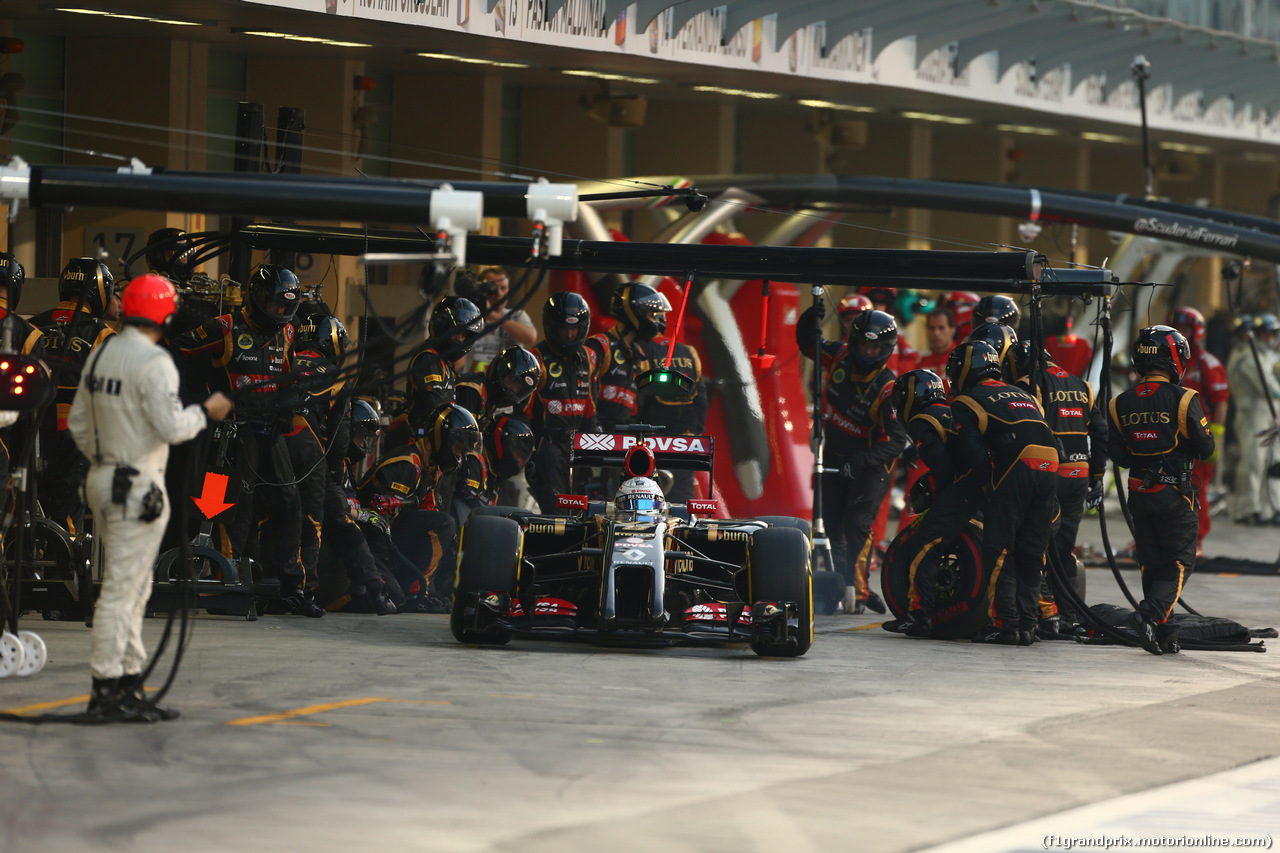 GP ABU DHABI, 23.11.2014- Gara, Pit stop, Romain Grosjean (FRA) Lotus F1 Team E22