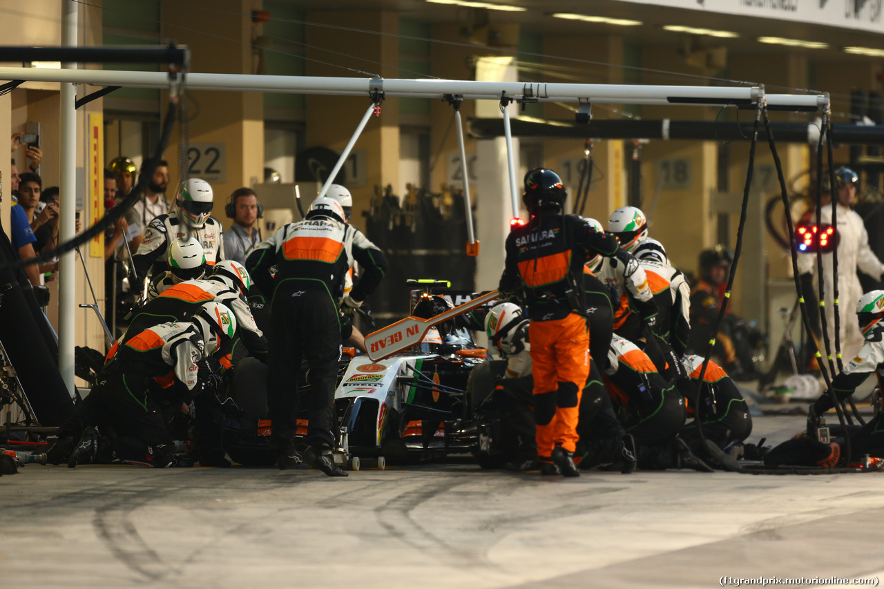 GP ABU DHABI, 23.11.2014- Gara, Pit stop, Sergio Perez (MEX) Sahara Force India F1 VJM07