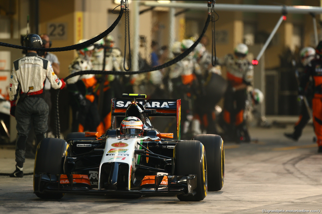 GP ABU DHABI, 23.11.2014- Gara, Pit stop, Sergio Perez (MEX) Sahara Force India F1 VJM07