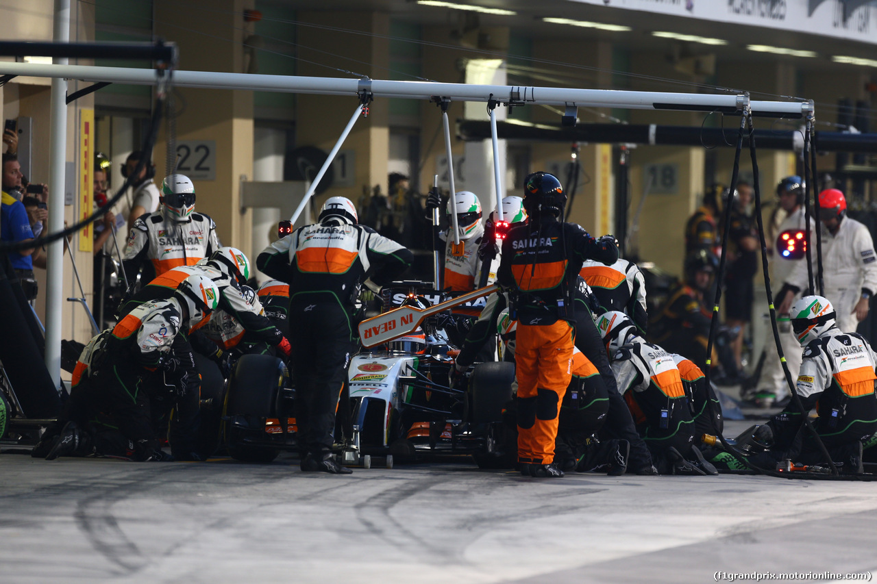 GP ABU DHABI, 23.11.2014- Gara, Pit stop, Nico Hulkenberg (GER) Sahara Force India F1 VJM07