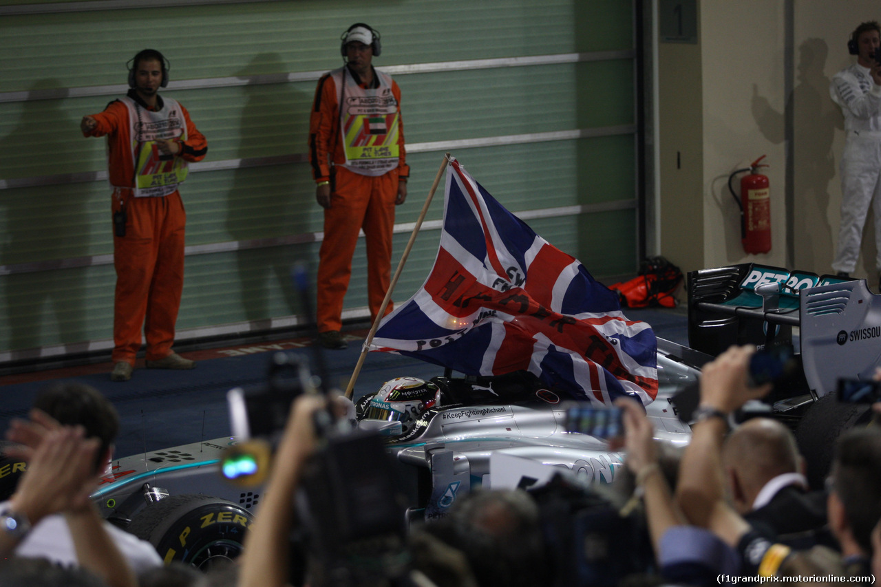 GP ABU DHABI, 23.11.2014- Gara, Lewis Hamilton (GBR) Mercedes AMG F1 W05 vincitore e F1 Champion 2014