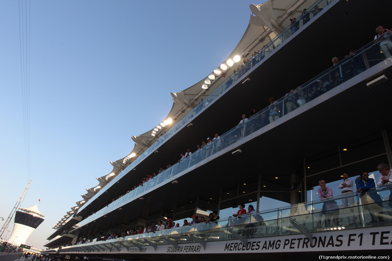 GP ABU DHABI, 23.11.2014- Gara, Pit lane