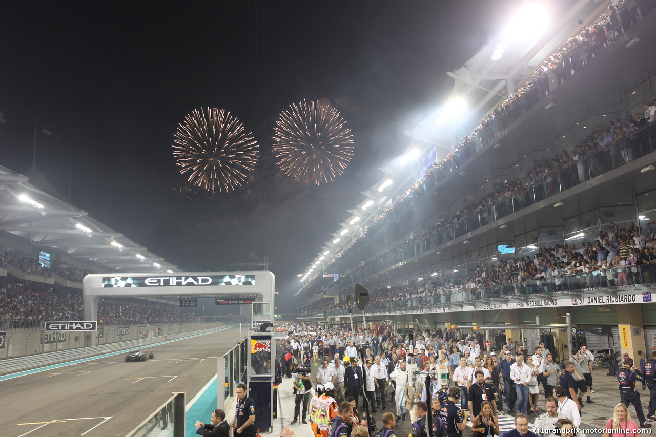 GP ABU DHABI, 23.11.2014- Gara, Lewis Hamilton (GBR) Mercedes AMG F1 W05 vincitore e Champion F1 2014