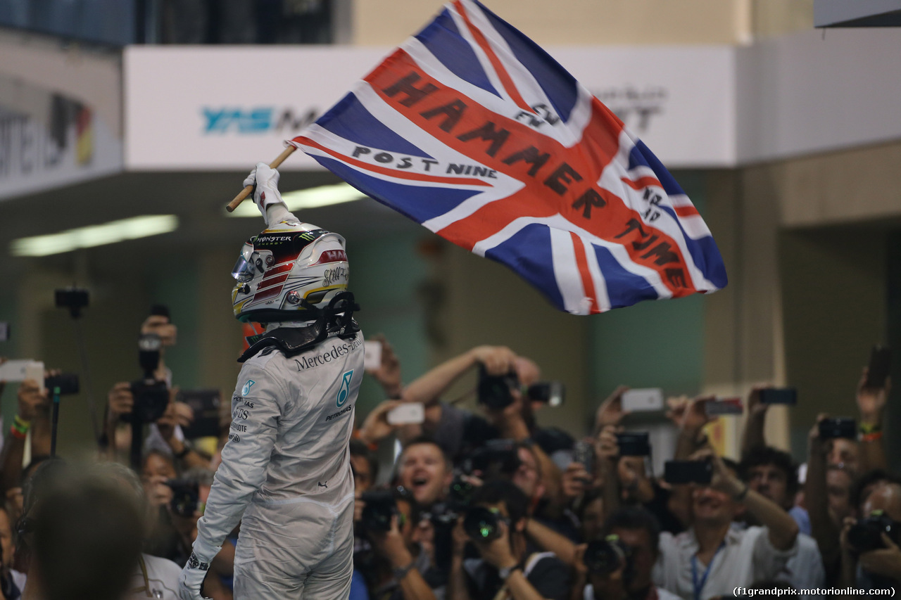 GP ABU DHABI, 23.11.2014- Gara, Lewis Hamilton (GBR) Mercedes AMG F1 W05 vincitore e Champion F1 2014