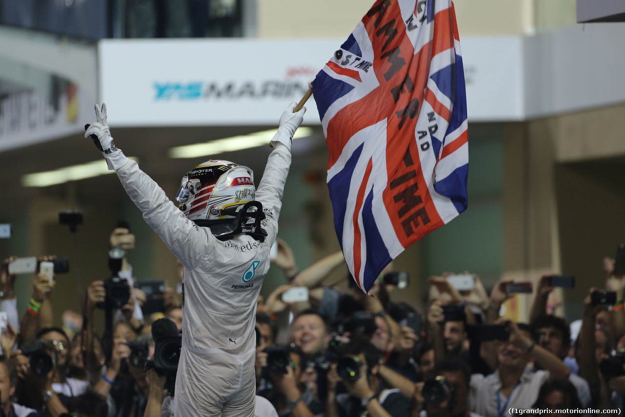 GP ABU DHABI, 23.11.2014- Gara, Lewis Hamilton (GBR) Mercedes AMG F1 W05 vincitore e Champion F1 2014