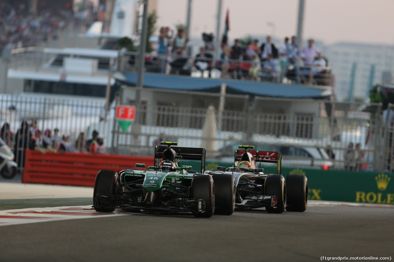 GP ABU DHABI, 23.11.2014- Gara, Will Stevens (GBR) Caterham F1 Team davanti a Esteban Gutierrez (MEX), Sauber F1 Team C33