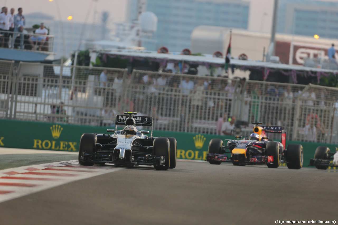 GP ABU DHABI, 23.11.2014- Gara, Kevin Magnussen (DEN) McLaren Mercedes MP4-29 davanti a Sebastian Vettel (GER) Red Bull Racing RB10