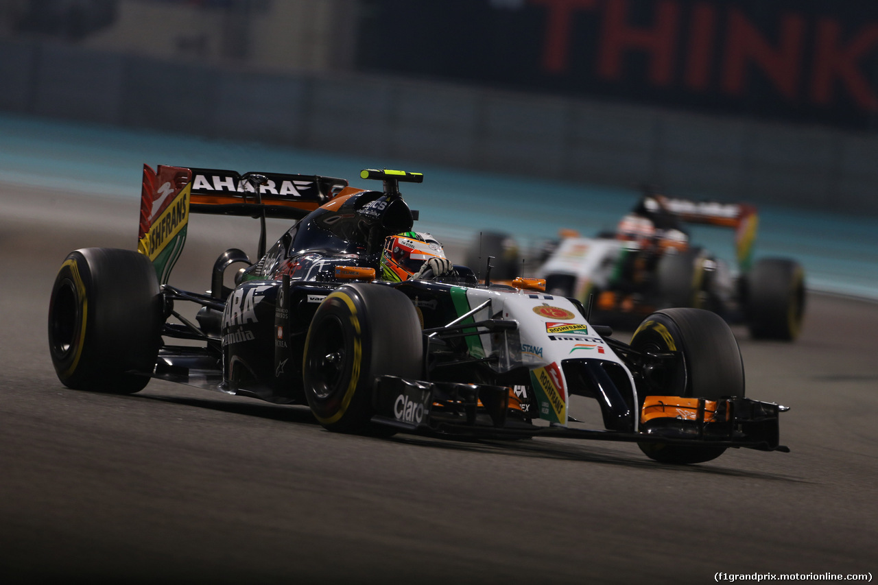 GP ABU DHABI, 23.11.2014- Gara, Sergio Perez (MEX) Sahara Force India F1 VJM07 davanti a Nico Hulkenberg (GER) Sahara Force India F1 VJM07
