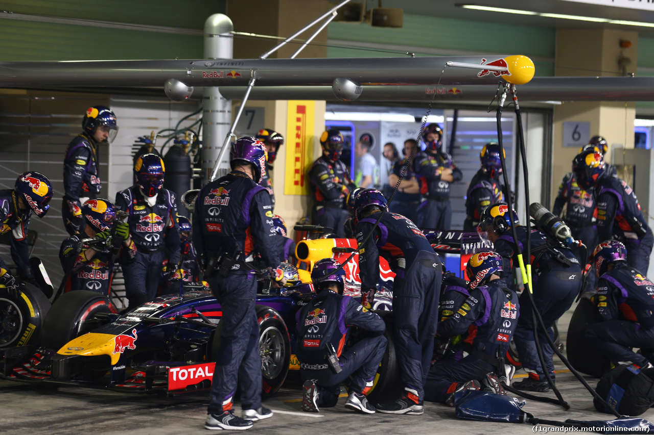 GP ABU DHABI, 23.11.2014- Gara, Pit stop, Sebastian Vettel (GER) Red Bull Racing RB10