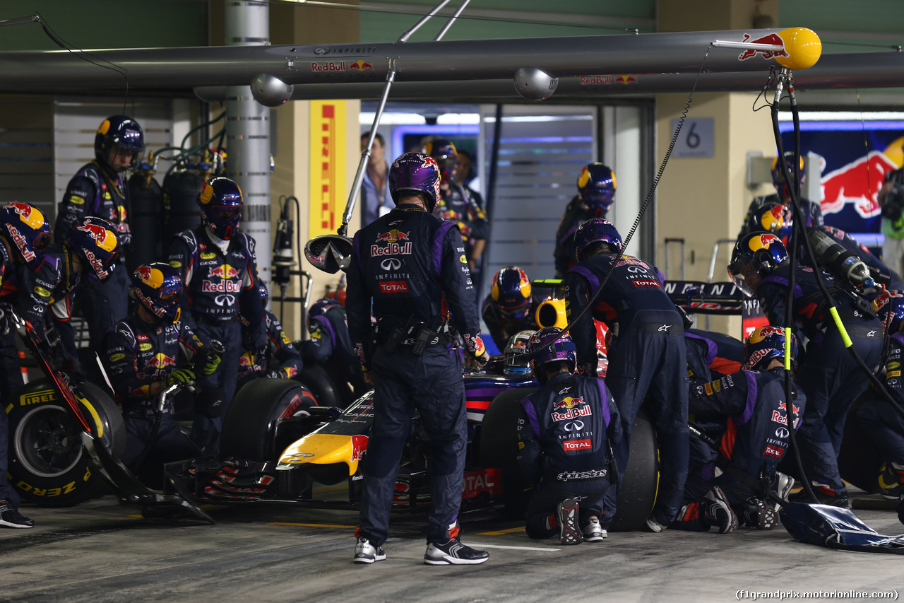 GP ABU DHABI, 23.11.2014- Gara, Pit stop, Daniel Ricciardo (AUS) Red Bull Racing RB10