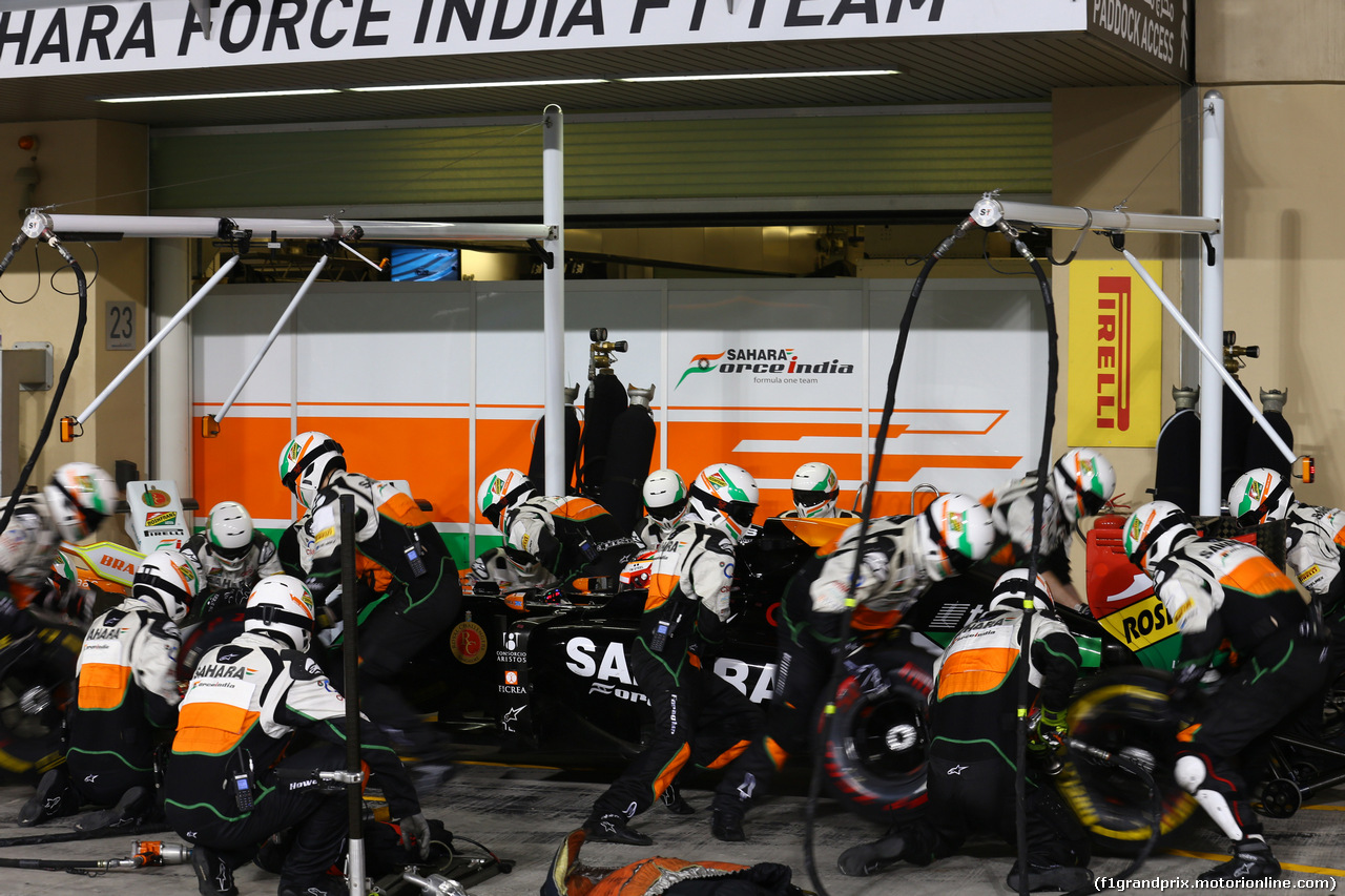 GP ABU DHABI, 23.11.2014- Gara, Pit stop, Sergio Perez (MEX) Sahara Force India F1 VJM07