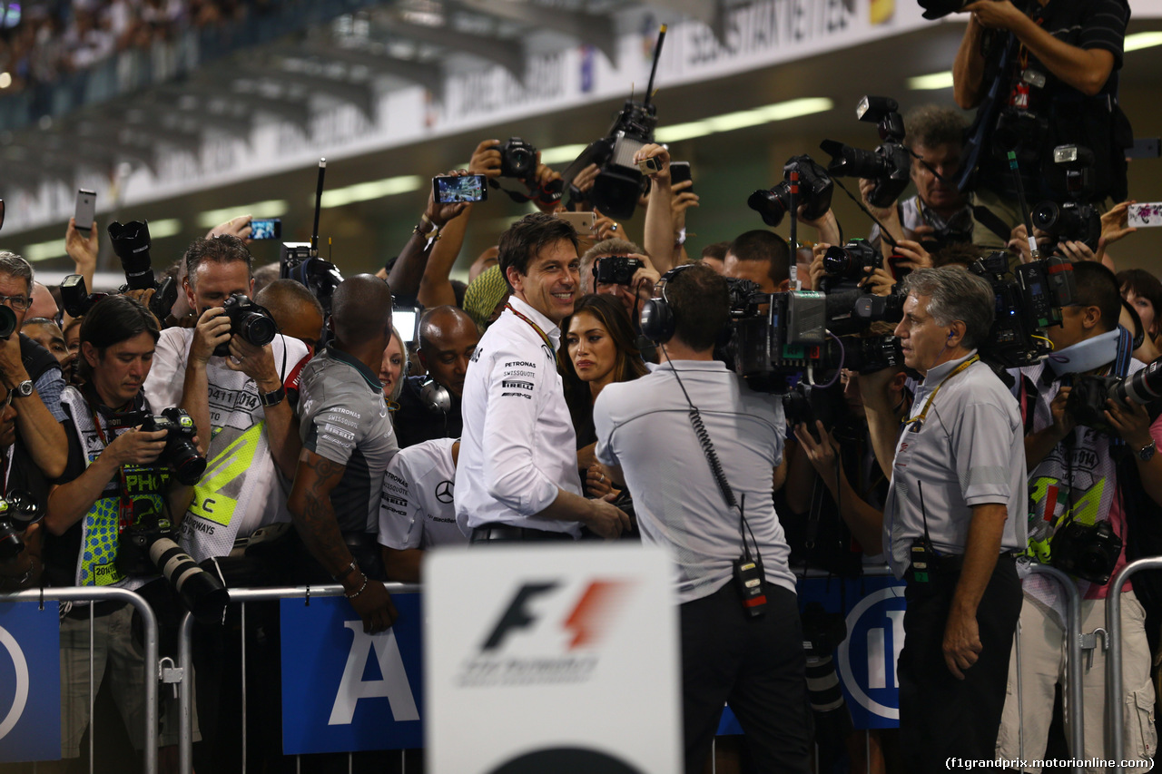 GP ABU DHABI, 23.11.2014- Gara, Toto Wolff (GER) Mercedes AMG F1 Shareholder e Executive Director e Nicole Scherzinger (USA), girlfriend of Lewis Hamilton (GBR)