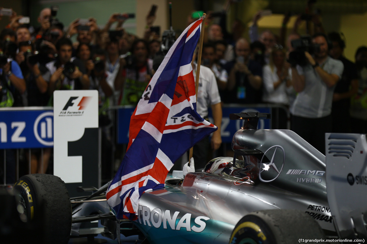 GP ABU DHABI, 23.11.2014- Gara, Lewis Hamilton (GBR) Mercedes AMG F1 W05 vincitore e Champion F1 2014