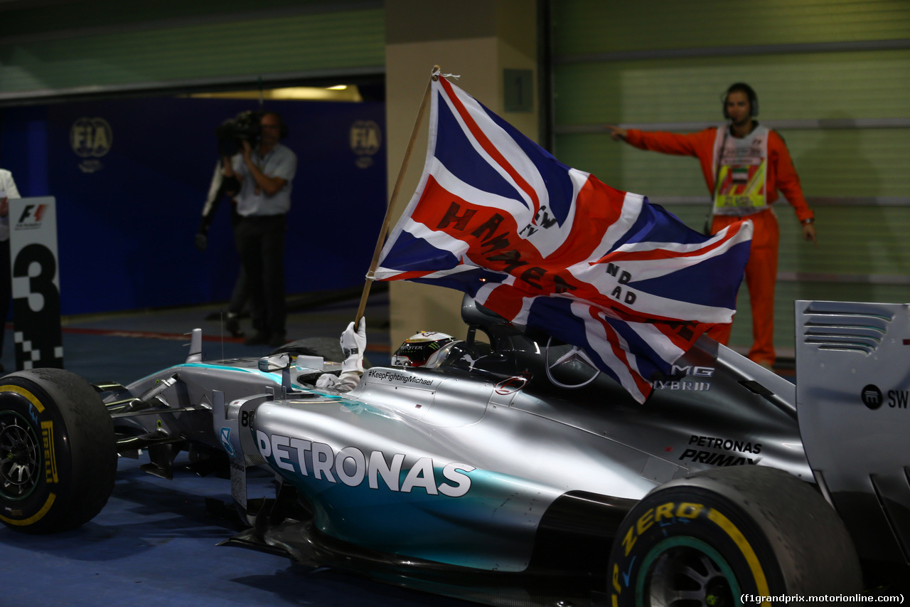 GP ABU DHABI, 23.11.2014- Gara, Lewis Hamilton (GBR) Mercedes AMG F1 W05 vincitore e Champion F1 2014